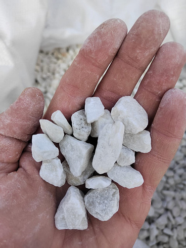 Kamenclub.ru: Мраморная крошка, щебень, цвет-белый, фр. 10-20 мм.  купить в Электростали мрамор белый, молочный айвори каменная ландшафтная декоративная крошка шебня 12000 руб/т   фото КАМЕНЬ КЛУБ