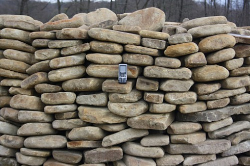 Kamenclub.ru: Песчаник для мощения дорожек, площадок, парковок ( фр 5-10 см)  купить в Электростали песчаник  серый желтый коричневый рыжий песчаник оголтованный окатанный 6500 руб/т   фото КАМЕНЬ КЛУБ