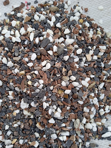 Kamenclub.ru: Мраморная крошка (щебень крошка микс : белый-черный-розовый) фр. 3-5 мм.  купить в Электростали мрамор белый, черный, розовый, разноцветный мраморная каменная крошка декорвтивная 12000 руб/т   фото КАМЕНЬ КЛУБ