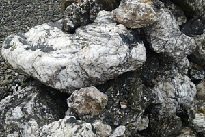 Kamenclub.ru: Черный гранит - кварцит фр. 500-1000 мм.  купить в Электростали гранит кварцит черный серый белый скальный колотый валун 9750 руб/т   фото КАМЕНЬ КЛУБ