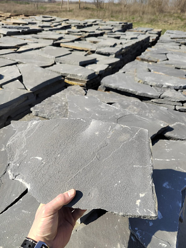 Kamenclub.ru: Песчаник пластушка светло-серый (2,0 см)  купить в Электростали плитняк- ластушка светло-серый, серый рваный ландшафтный плитняк колотый 13800 руб/м3   фото КАМЕНЬ КЛУБ