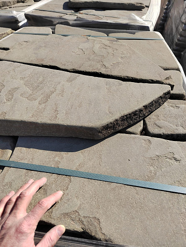 Kamenclub.ru: Песчаник галтованный для облицовки (фр. 2-5 см)  купить в Электростали песчник рыжий желтый серый песчаник окатанный речной 6 000 руб/т   фото КАМЕНЬ КЛУБ