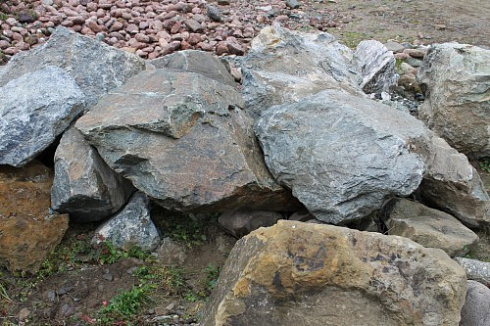 Kamenclub.ru: Змеевик скальник фр. 500-1500 мм.  купить в Электростали змеевик зеленый серый черный глыба скальная колотая 7500 руб/т   фото КАМЕНЬ КЛУБ