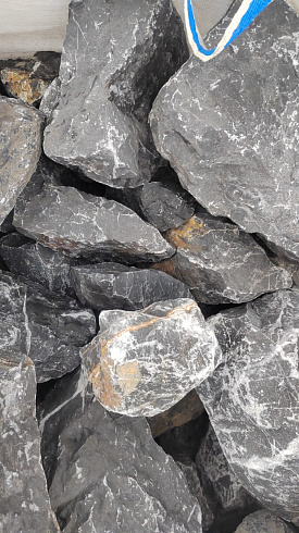 Kamenclub.ru: Черный мрамор скальник фр. 100-500 мм.  купить в Электростали мрамор черный белый серый крупный колотый валун ландшафтный 8500 руб/т   фото КАМЕНЬ КЛУБ