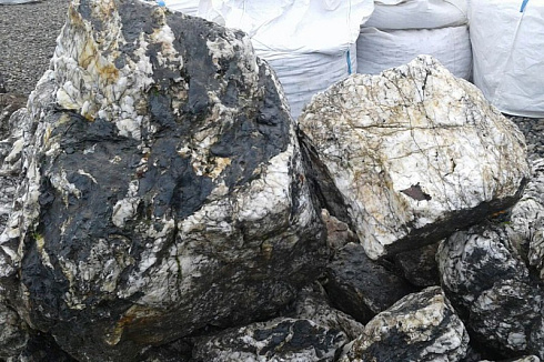 Kamenclub.ru: Черный гранит - кварцит фр. 100-500 мм.  купить в Электростали мрамор гранит черный с белыми прожилками, серый, белый валун скальный колотый 7000 руб/т   фото КАМЕНЬ КЛУБ