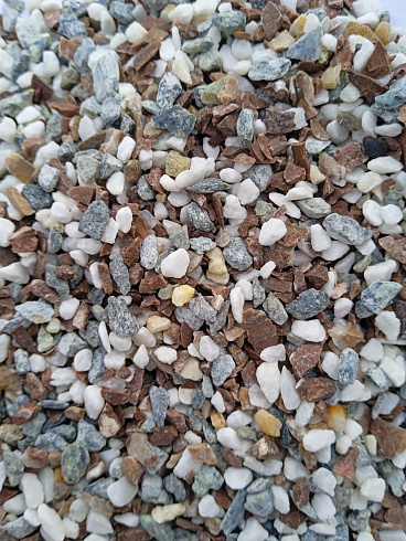 Kamenclub.ru: Мраморная крошка (щебень галтованный микс:белый-черный-розовый-медовый) фр.5-10 мм.  купить в Электростали мрамор белый, медовый, черный, розовый мраморный галтованный щебень декоративный ландшафтный 15500 руб/т   фото КАМЕНЬ КЛУБ