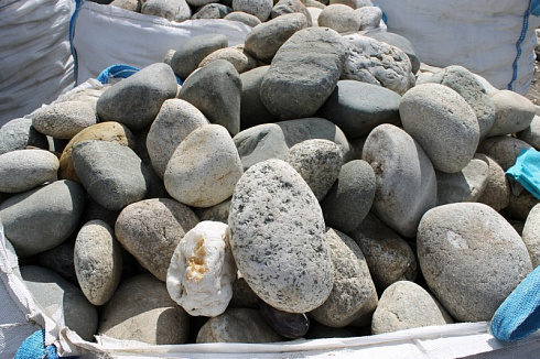 Kamenclub.ru: Речной валун (Ассорти) фр.100-300 мм.  купить в Электростали галечник серый, темно-серый, светло-серый речная галька крупных размеров 4200 руб/т   фото КАМЕНЬ КЛУБ