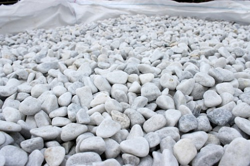 Kamenclub.ru: Мраморная крошка (щебень галтованный белый) фр.10-20 мм.  купить в Электростали мрамор белый, молочный, айвори окатанный округлый декоративный ландшафтный щебень 17000 руб/т   фото КАМЕНЬ КЛУБ