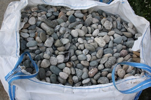 Kamenclub.ru: Галька речная окат (ассорти) фр. 50-100 мм. купить  в Электростали галька природная округлая серая белая черная серая коричневая синяя галька речная окатанная округлая 6200 руб/т   фото КАМЕНЬ КЛУБ