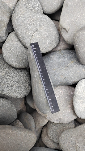 Kamenclub.ru: Галька речная плоская (темно-серая) фр. 70-150 мм. купить  в Электростали галечник природный темно-серый серый синий речная плоская природная окатанная  9000 руб/т   фото КАМЕНЬ КЛУБ