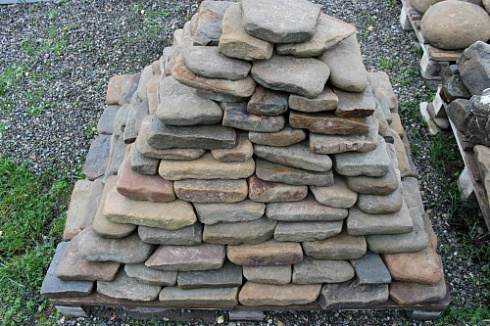 Kamenclub.ru: Песчаник галтованный для облицовки (фр. 2-5 см)  купить в Электростали песчник рыжий желтый серый песчаник окатанный речной 6 000 руб/т   фото КАМЕНЬ КЛУБ