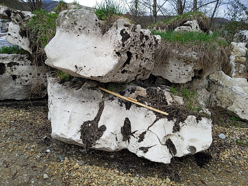 Kamenclub.ru: Выветренный известняк (степной) фр. 500-1500 мм.  купить в Электростали    10000 руб/т   фото КАМЕНЬ КЛУБ