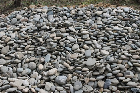 Kamenclub.ru: Галька речная плоская (ассорти) фр. 100-200-300 мм купить  в Электростали галька галечник природный серый, белый темно-серый синий рыжий светло-серый природная галька плоская крупная 8000 руб/т   фото КАМЕНЬ КЛУБ