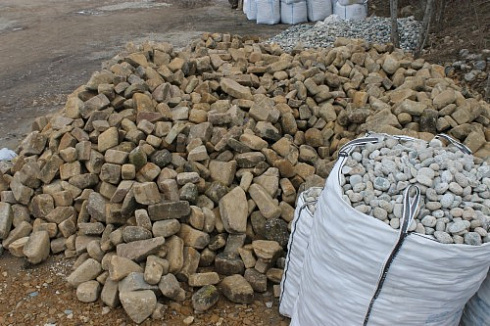 Kamenclub.ru: Песчаник для строительства и кладки блочный (фр 100-200 мм)  купить в Электростали песчаник бежевый серый рыжий валун мелкий для строительства песчаник 6500 руб/т   фото КАМЕНЬ КЛУБ