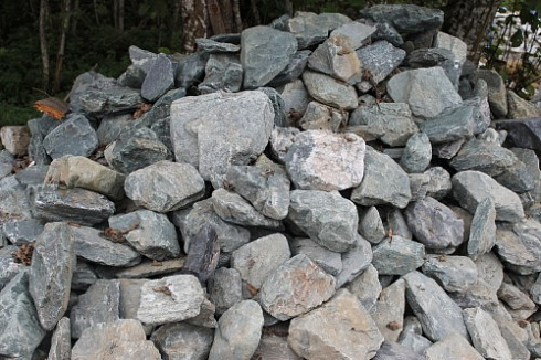 Kamenclub.ru: Гранит скальник (серо-зеленый) фр. 100-500 мм.  купить в Электростали гранит зеленый, серый, салатовый крупный ландшафтный валун 6 000 руб/т   фото КАМЕНЬ КЛУБ