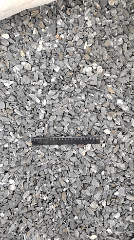 Kamenclub.ru: Щебень галтованный черный (мрамор) фр.10-20 мм.  купить в Электростали мрамор черный с белыми прожилками, черный, белый окатанный округлый ландшафтный декоративный щебень 15000 руб/т   фото КАМЕНЬ КЛУБ