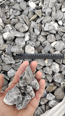 Kamenclub.ru: Щебень галтованный черный (мрамор) фр.40-70 мм.  купить в Электростали мрамор черный с белыми прожилками, черный, белый щебень галтованный округлый 13500 руб/т   фото КАМЕНЬ КЛУБ