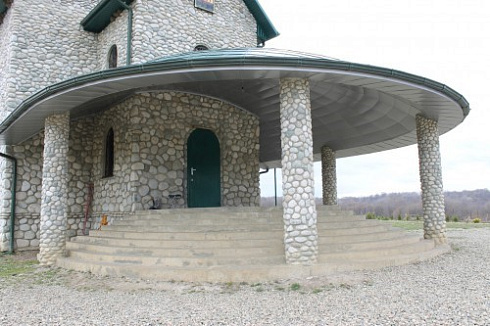 Kamenclub.ru: Галька речная плоская (бело-серая) фр. 100-200-300 мм. купить  в Электростали галька речная плоская серый, белый, бело-серый, серо-белый речная галька плоская  9000 руб/т   фото КАМЕНЬ КЛУБ