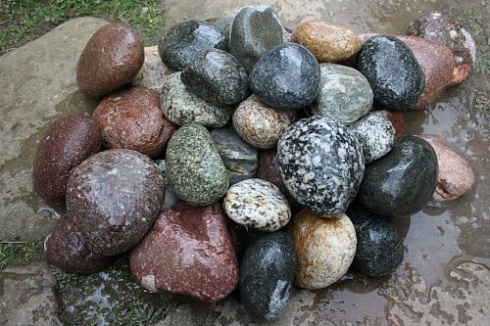 Kamenclub.ru: Галька окат (цветная картошка) фр. 50-100 мм. купить  в Электростали галька природная окатанная серый белый цветной синий темно-серый коричневый округлый галечник окатанный 6800 руб/т   фото КАМЕНЬ КЛУБ