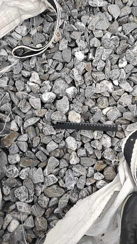 Kamenclub.ru: Щебень галтованный черный (мрамор) фр.40-70 мм.  купить в Электростали мрамор черный с белыми прожилками, черный, белый щебень галтованный округлый 13500 руб/т   фото КАМЕНЬ КЛУБ