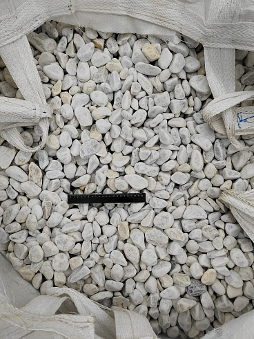 Kamenclub.ru: Мраморная крошка (щебень галтованный белый) фр.40-70 мм.  купить в Электростали мрамор белый молочный айвори окатанный округлый природный камень 17000 руб/т   фото КАМЕНЬ КЛУБ