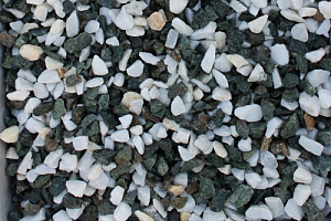 Kamenclub.ru: Мраморная крошка (щебень крошка микс: белый-зеленый) фр. 10-20 мм.  купить в Электростали мрамор белый, зеленый каменная ландшафтная декоративная крошка щебня 9500 руб/т   фото КАМЕНЬ КЛУБ