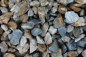 Kamenclub.ru: Мраморная крошка (щебень крошка медовый) фр. 20-40 мм.  купить в Электростали мрамор бежевый рыжий желтый ландшафтная мраморная крошка 12000 руб/т   фото КАМЕНЬ КЛУБ