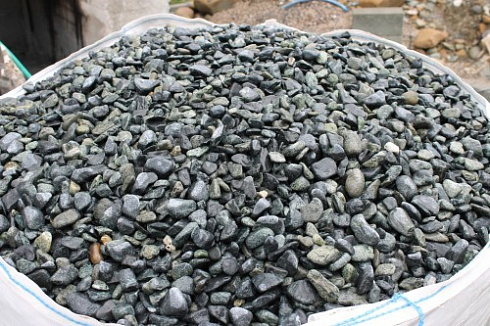 Kamenclub.ru: Щебень галтованный зеленый (змеевик) фр. 20-40 мм.  купить в Электростали мрамор зеленый, салатовый оголтованный щебень мраморный 12500 руб/т   фото КАМЕНЬ КЛУБ