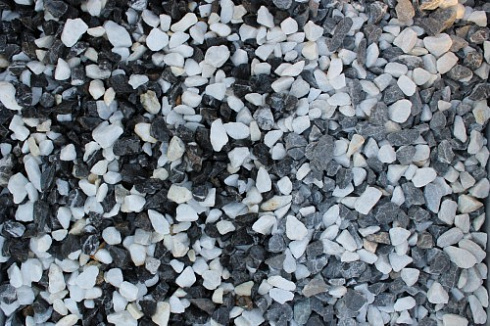 Kamenclub.ru: Мраморная крошка (щебень крошка микс : черный-белый) фр. 10-20 мм.  купить в Электростали мрамор белый, черный каменная декоративная крошка ландшафтная 12000 руб/т   фото КАМЕНЬ КЛУБ