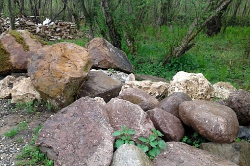 Kamenclub.ru: Конгломераты фр. 300-1000 мм.  купить в Электростали кварц мрамор диабаз коричневый, серый зеленоватый речной валун крупный 6500 руб/т   фото КАМЕНЬ КЛУБ