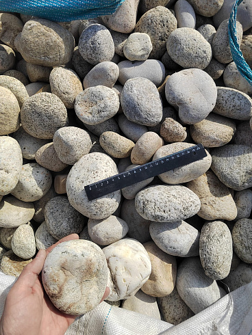 Kamenclub.ru: Галька речная окат (серо-белая) фр. 70-120 мм купить  в Электростали галька галечник бело-серая, серо-белая, серая, белая речная природная галька  8000 руб/т   фото КАМЕНЬ КЛУБ