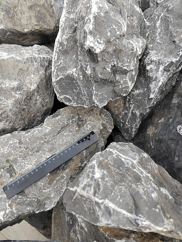 Kamenclub.ru: Черный мрамор скальник фр. 100-500 мм.  купить в Электростали мрамор черный белый серый крупный колотый валун ландшафтный 8500 руб/т   фото КАМЕНЬ КЛУБ