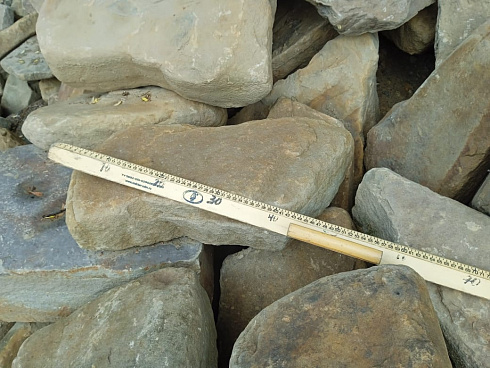 Kamenclub.ru: Песчаник для мощения дорожек, площадок, парковок ( фр 5-10 см)  купить в Электростали песчаник  серый желтый коричневый рыжий песчаник оголтованный окатанный 6500 руб/т   фото КАМЕНЬ КЛУБ