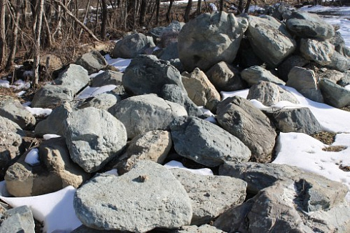 Kamenclub.ru: Гранит скальник (серо-зеленый) фр. 500-1500 мм.  купить в Электростали гранит мрамор  серый зеленый темно-серый глыба скальная колотая ландшафтная 7 500 руб/т   фото КАМЕНЬ КЛУБ