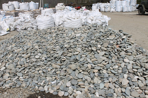 Kamenclub.ru: Галька речная плоская (серо-белая) фр. 70-120 мм. купить  в Электростали галька галечник речной серый, белый окатанная плоская  природная галька 9000 руб/т   фото КАМЕНЬ КЛУБ