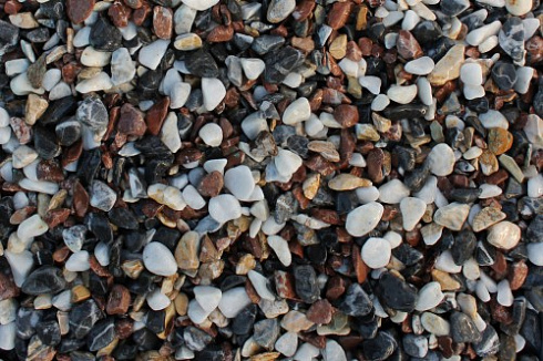 Kamenclub.ru: Мраморная крошка (щебень галтованный микс:белый-черный-розовый-медовый) фр.10-20 мм.  купить в Электростали мрамор белый, медовый, черный, розовый мраморный декоративный ландшафтный окатанный округлый галтованный щебень 15500 руб/т   фото КАМЕНЬ КЛУБ