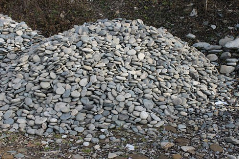 Kamenclub.ru: Галька речная плоская (ассорти) фр. 70-150 мм. купить  в Электростали галька галечник серый белый темно-серый синий светло-серый плоская природная галька  9000 руб/т   фото КАМЕНЬ КЛУБ