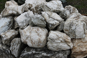 Kamenclub.ru: Мраморизированный известняк фр. 100-500 мм.  купить в Электростали известняк серый белый темно-серый сероватый валун природного образования окатанный 10500 руб/т   фото КАМЕНЬ КЛУБ