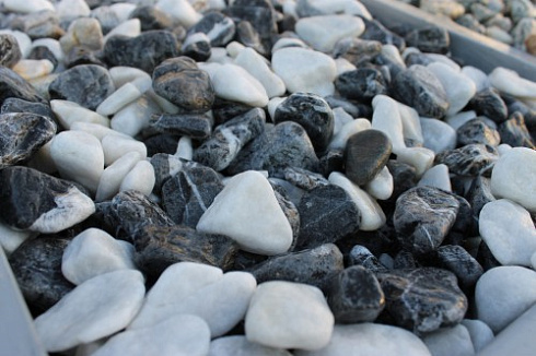 Kamenclub.ru: Мраморная крошка (щебень галтованный микс:: белый-черный) фр.20-40 мм  купить в Электростали мрамор белый, черный мраморный галтованный щебень 15500 руб/т   фото КАМЕНЬ КЛУБ