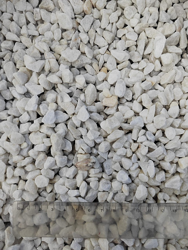 Kamenclub.ru: Мраморная крошка, щебень, цвет-белый, фр. 5-10 мм.  купить в Электростали мрамор белый, айвори, молочный мраморная каменная крошка ландшафтная 12000 руб/т   фото КАМЕНЬ КЛУБ