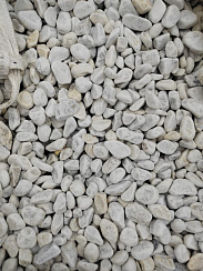 Kamenclub.ru: Мраморная крошка (щебень галтованный белый) фр.40-70 мм.  купить в Электростали мрамор белый молочный айвори окатанный округлый природный камень 17000 руб/т   фото КАМЕНЬ КЛУБ