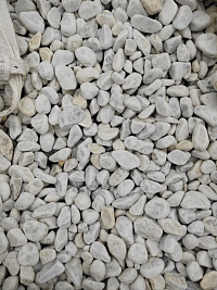 Kamenclub.ru: Мраморная крошка (щебень галтованный белый) фр.40-70 мм.  купить в Электростали мрамор белый молочный айвори окатанный округлый природный камень 17000 руб/т   фото КАМЕНЬ КЛУБ