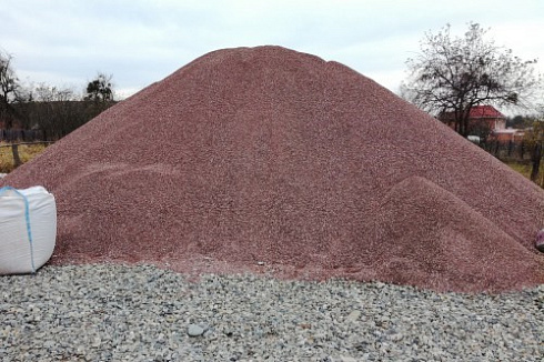 Kamenclub.ru: Мраморная крошка (щебень крошка розовый) фр. 5-10 мм.  купить в Электростали мрамор розовый, красный щебень колотый ландшафтный декоративный  11000 руб/т   фото КАМЕНЬ КЛУБ