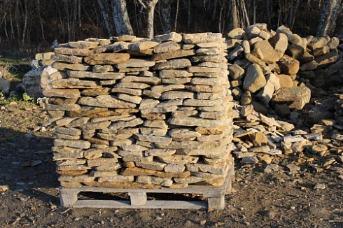 Kamenclub.ru: Песчаник колотый для облицовки (фр. 2-3 см)  купить в Электростали песчаник бежевый серый рыжий песчаник строительный 5000 руб/т   фото КАМЕНЬ КЛУБ