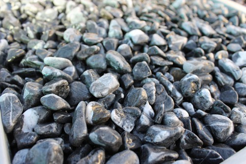 Kamenclub.ru: Щебень галтованный черный (мрамор) фр.10-20 мм.  купить в Электростали мрамор черный с белыми прожилками, черный, белый окатанный округлый ландшафтный декоративный щебень 15000 руб/т   фото КАМЕНЬ КЛУБ
