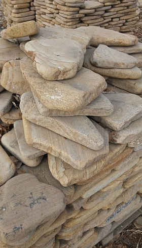 Kamenclub.ru: Песчаник пластушка галтованный желтый с рисунком (3 см)  купить в Электростали плитняк - пластушка желтый песчаник 21000 руб/м3   фото КАМЕНЬ КЛУБ