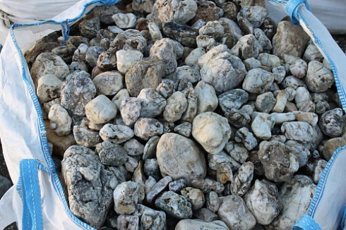 Kamenclub.ru: Кварцевый валунчик фр.100-300 мм.  купить в Электростали кварц белый, бежевый молочный рыжий крупный природный камень галечник 7850 руб/т   фото КАМЕНЬ КЛУБ