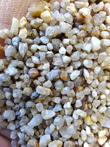 Кварцевый песок для площадок фр. 2-5 мм.  купить в Электростали фото Камень Клуб