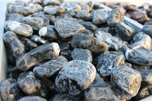 Kamenclub.ru: Щебень галтованный черный (мрамор) фр. 50-100 мм.  купить в Электростали мрамор черный с белыми прожилками щебень ландшафтный мраморный 15000 руб/т   фото КАМЕНЬ КЛУБ