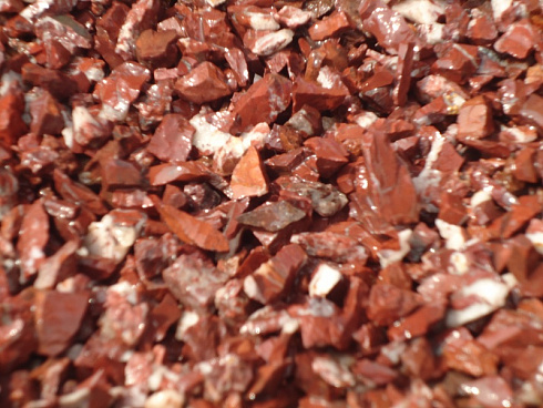Kamenclub.ru: Щебень крошка красный (ЯШМА) фр. 10-20 мм.  купить в Электростали яшма красный, бордовый, оранжевый, рыжий декоративный каменный ландшафтный щебень колотый 9000 руб/т   фото КАМЕНЬ КЛУБ